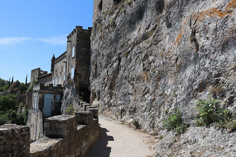La descente de la vierge qui permet de passer du surplomb jusqu'aux rives de l'Ardèche